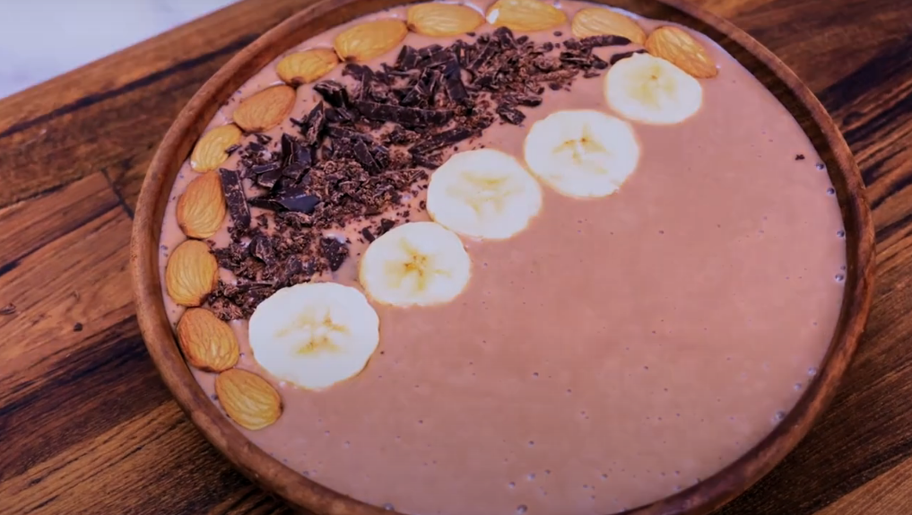 THE ULTIMATE BANANA NUT SMOOTHIE BOWL